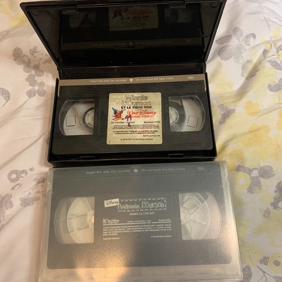 Winnie the Pooh/French Version VHS Tapes - (Winnie L'ourson) - Picture 1 of 3